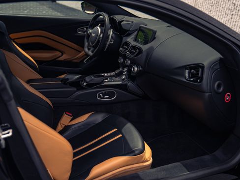 Used 2020 Aston Martin V8 Vantage Coupe RWD image 2