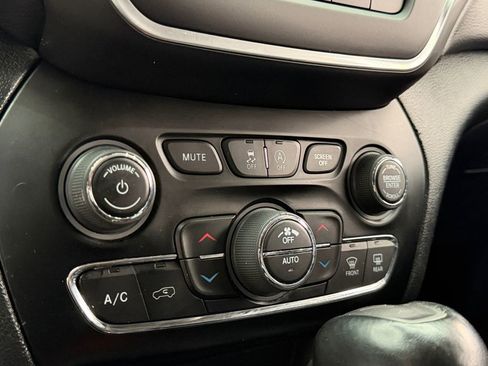 Used 2023 Jeep Cherokee Altitude Lux AWD/4WD image 16