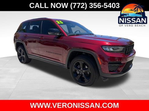 Used 2025 Jeep Grand Cherokee Altitude RWD image 1