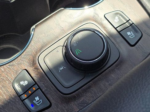 Used 2023 GMC Acadia Denali w/ Denali Technology Package FWD image 36
