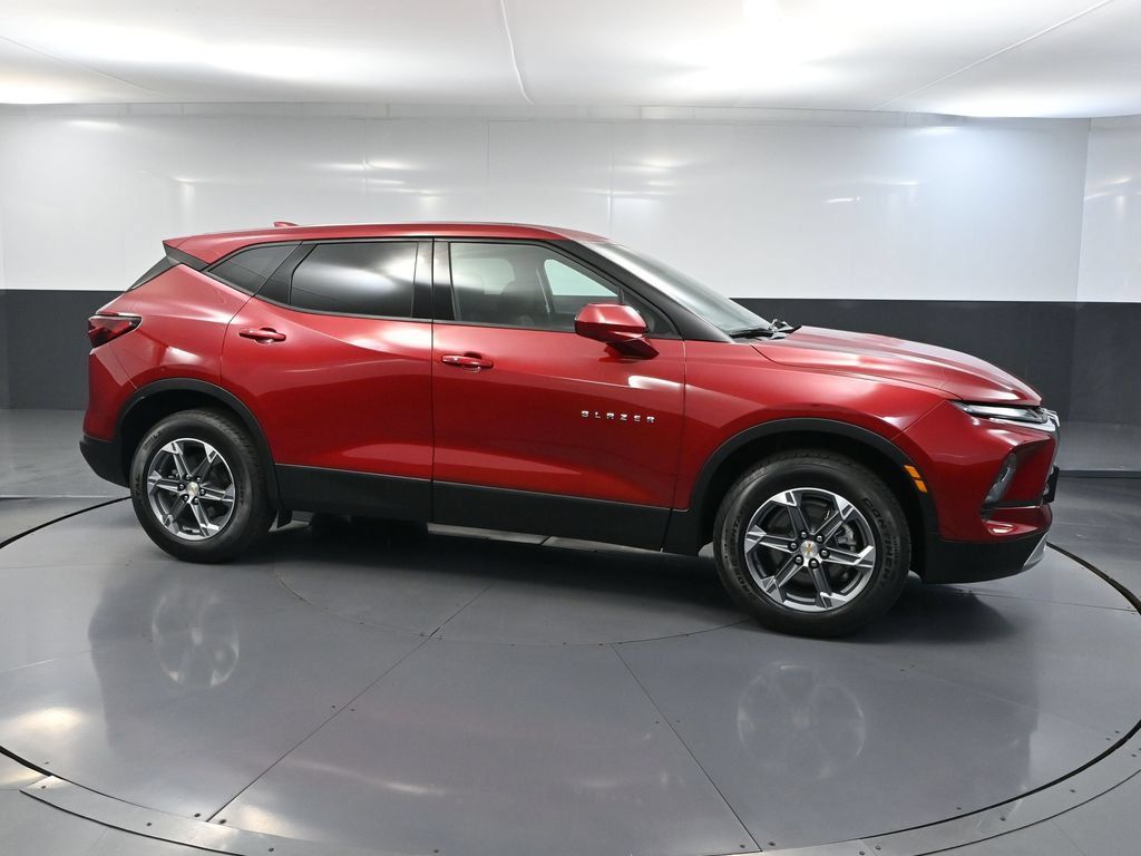 Used 2025 Chevrolet Blazer LT AWD/4WD image 3