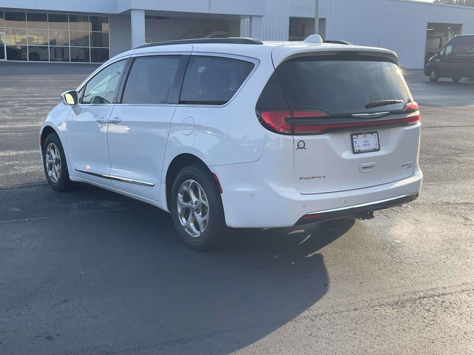 Certified 2022 Chrysler Pacifica Limited AWD/4WD image 9