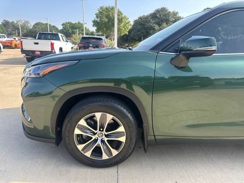 Used 2023 Toyota Highlander XLE FWD image 2