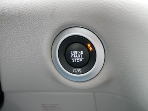 Used 2024 Chrysler Pacifica Touring-L image 28