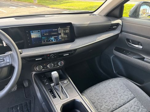 Used 2025 Nissan Kicks SV image 29