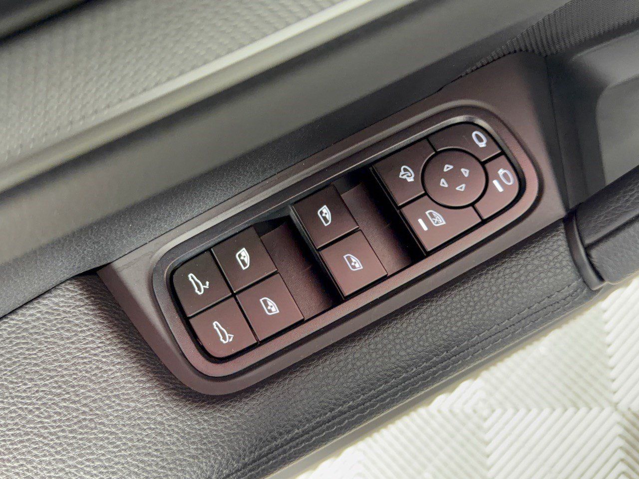 Certified 2024 Porsche Cayenne S AWD/4WD image 15