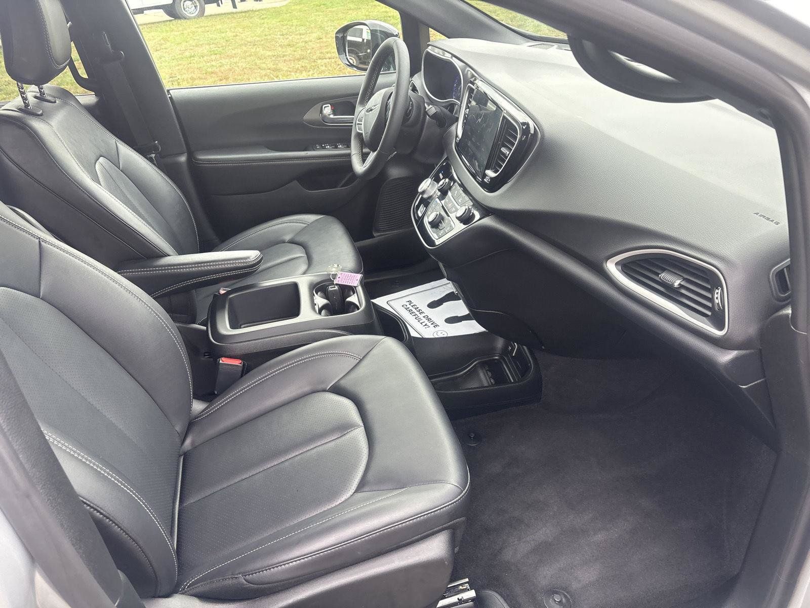 Used 2026 Chrysler Pacifica Select FWD image 15