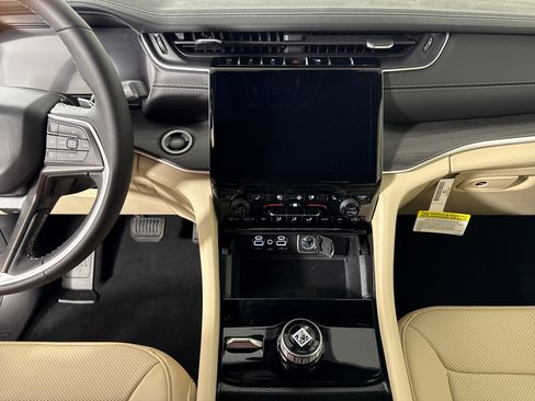 New 2025 Jeep Grand Cherokee Limited w/ Luxury Tech Group II image 22