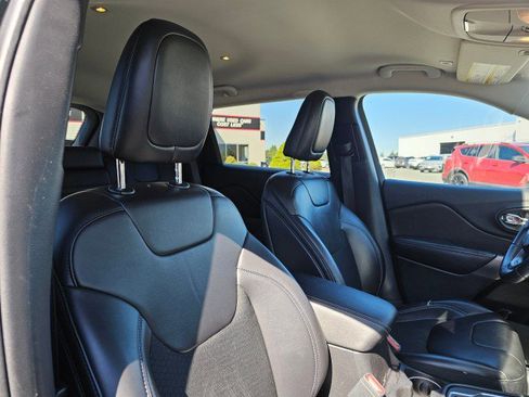 Used 2019 Jeep Cherokee Latitude Plus image 14