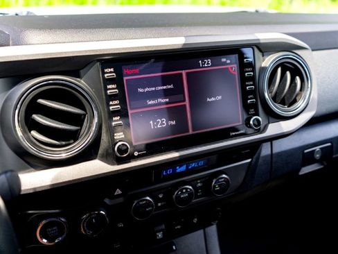 Used 2022 Toyota Tacoma TRD Off-Road AWD/4WD image 19