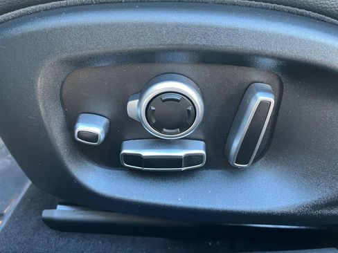 Used 2016 Jaguar XF S image 17