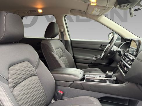 Used 2025 Nissan Pathfinder SV image 8