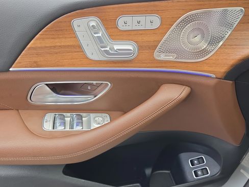 Used 2025 Mercedes-Benz GLE 450e 4MATIC w/ Winter Package image 13