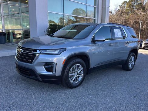 Used 2023 Chevrolet Traverse LT image 2