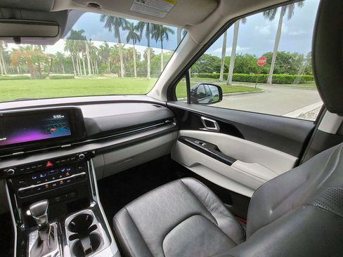 Used 2022 Kia Carnival EX FWD image 12