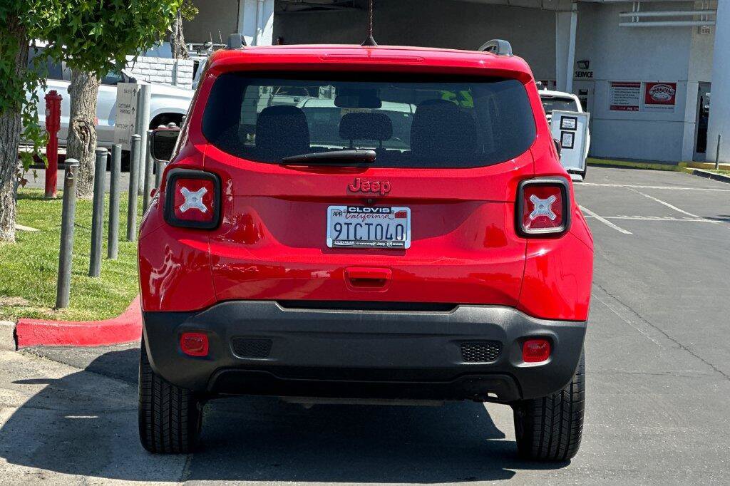 Used 2023 Jeep Renegade Latitude w/ Sun/Sound Group AWD/4WD image 5