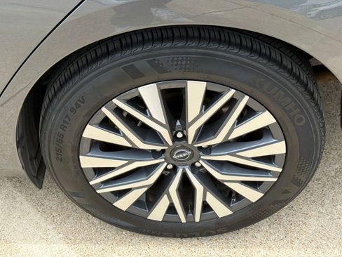 Used 2025 Nissan Altima 2.5 SV FWD image 30