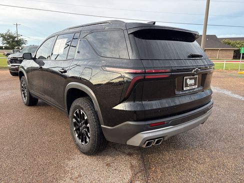 Used 2024 Chevrolet Traverse Z71 AWD/4WD image 3