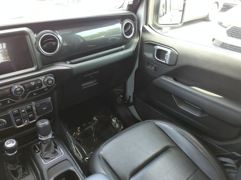 Used 2022 Jeep Wrangler Unlimited Sahara AWD/4WD image 16