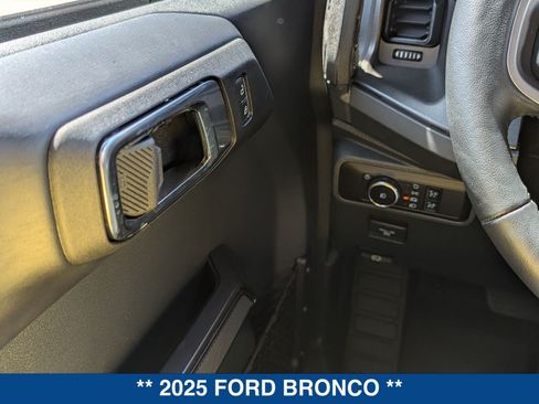Used 2025 Ford Bronco Badlands AWD/4WD image 40