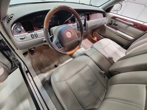 Used 2004 Lincoln Town Car Ultimate image 25