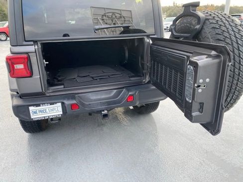 Used 2018 Jeep Wrangler Unlimited Sahara image 9