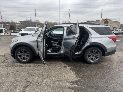 Used 2022 Ford Explorer XLT w/ Equipment Group 202A image 4