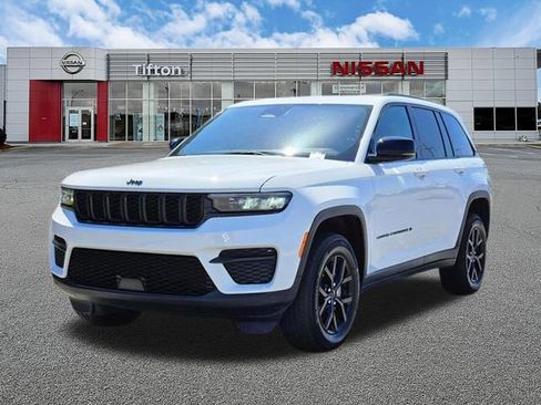 Used 2025 Jeep Grand Cherokee Altitude AWD/4WD image 8