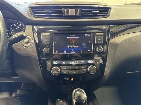 Used 2022 Nissan Rogue Sport SV w/ Technology Package image 11