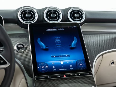 Used 2025 Mercedes-Benz GLC 300 4MATIC image 19