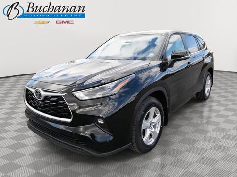 Used 2024 Toyota Highlander LE image 1