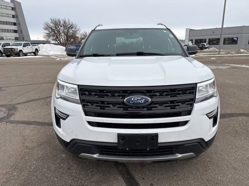 Used 2018 Ford Explorer XLT image 4