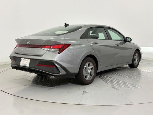 Used 2025 Hyundai Elantra SE image 9
