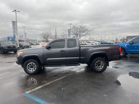 Used 2022 Toyota Tacoma SR image 10