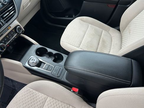 Used 2022 Ford Escape SE w/ SE Sport Appearance Package image 17