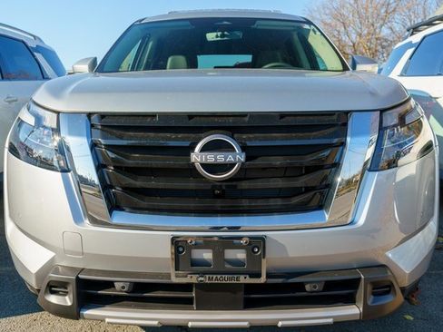 New 2025 Nissan Pathfinder SL image 2