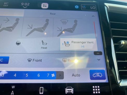 Used 2026 Chrysler Pacifica Limited FWD image 19