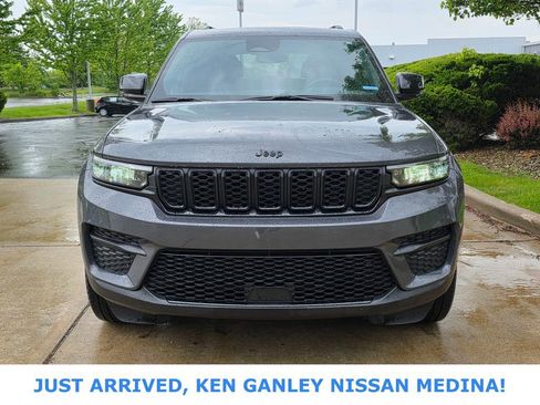 Used 2024 Jeep Grand Cherokee Altitude AWD/4WD image 8