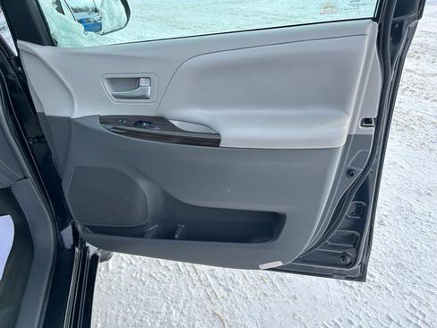 Used 2017 Toyota Sienna XLE image 21