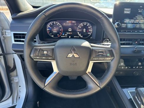 Used 2023 Mitsubishi Outlander SE image 14