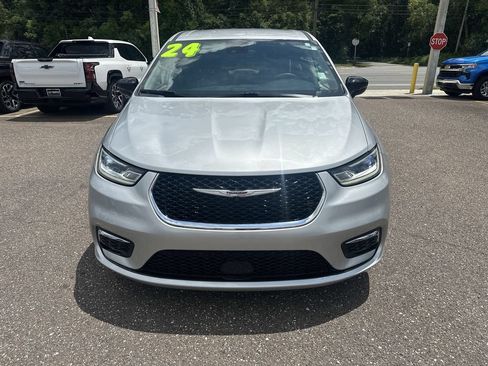 Used 2024 Chrysler Pacifica Touring-L FWD image 11