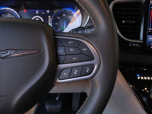 Used 2023 Chrysler Pacifica Touring-L FWD image 18