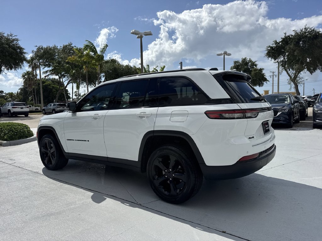 Used 2022 Jeep Grand Cherokee Altitude AWD/4WD image 26
