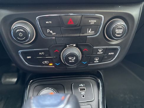 Used 2021 Jeep Compass Limited image 23