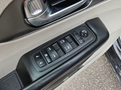 Used 2022 Chrysler Pacifica Touring-L image 25