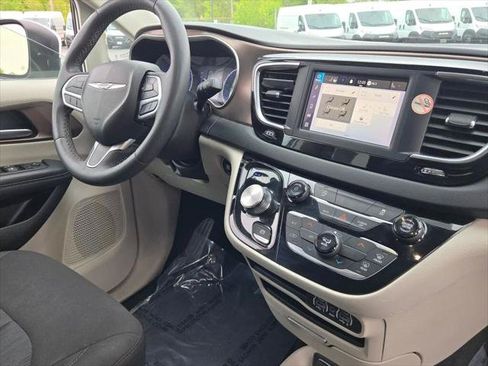 Certified 2023 Chrysler Voyager LX FWD image 7