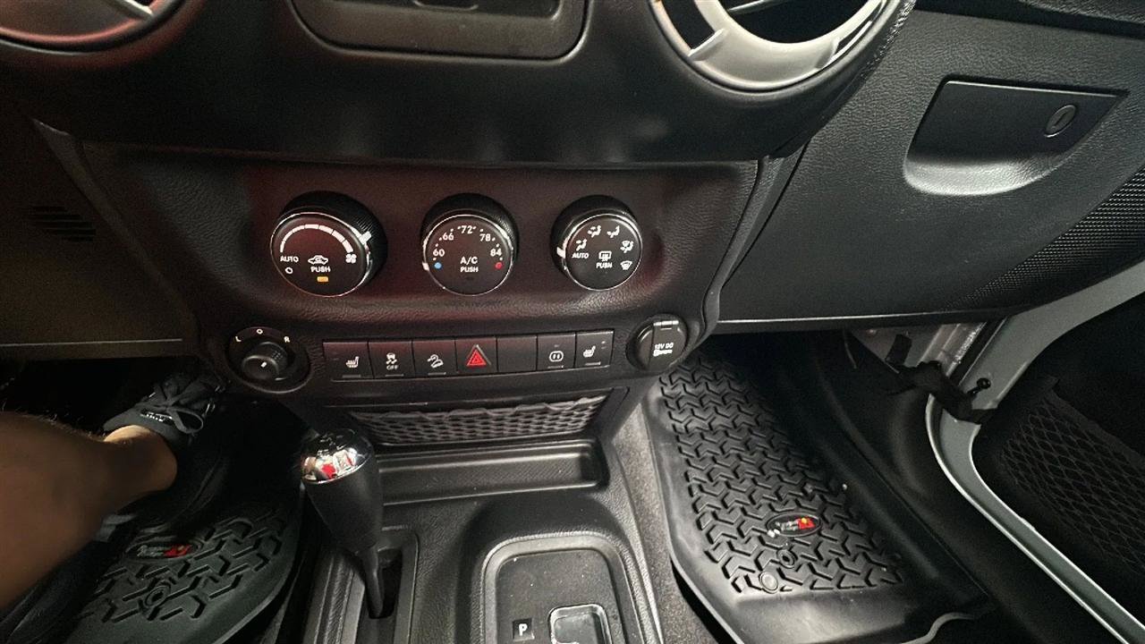 Used 2012 Jeep Wrangler Unlimited Sahara w/ Max Tow Pkg AWD/4WD image 43