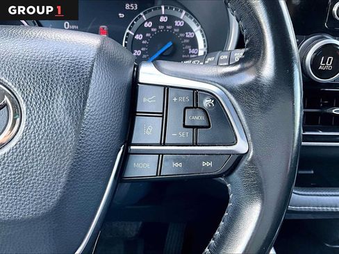 Used 2020 Toyota Highlander XLE AWD/4WD image 25