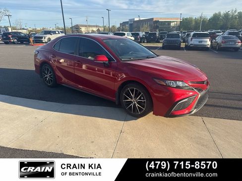 Used 2022 Toyota Camry SE image 3