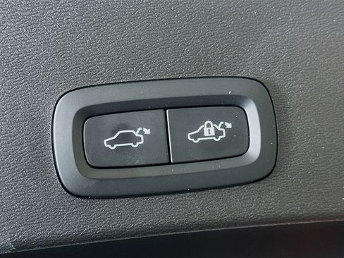 Used 2025 Volvo XC40 B5 Core image 30